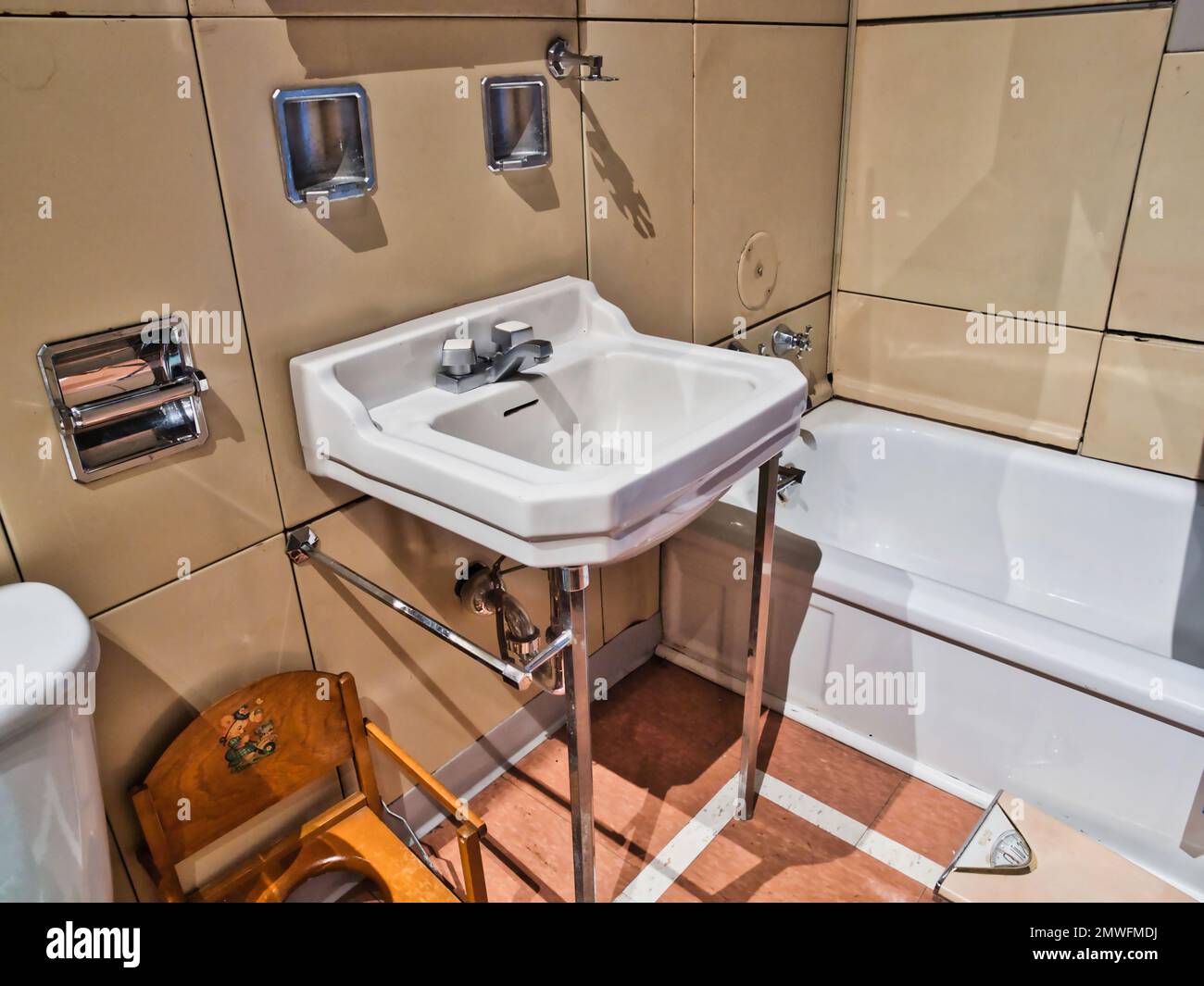 lavabo et baignoire dans la salle de bains des années 1950 Banque D'Images