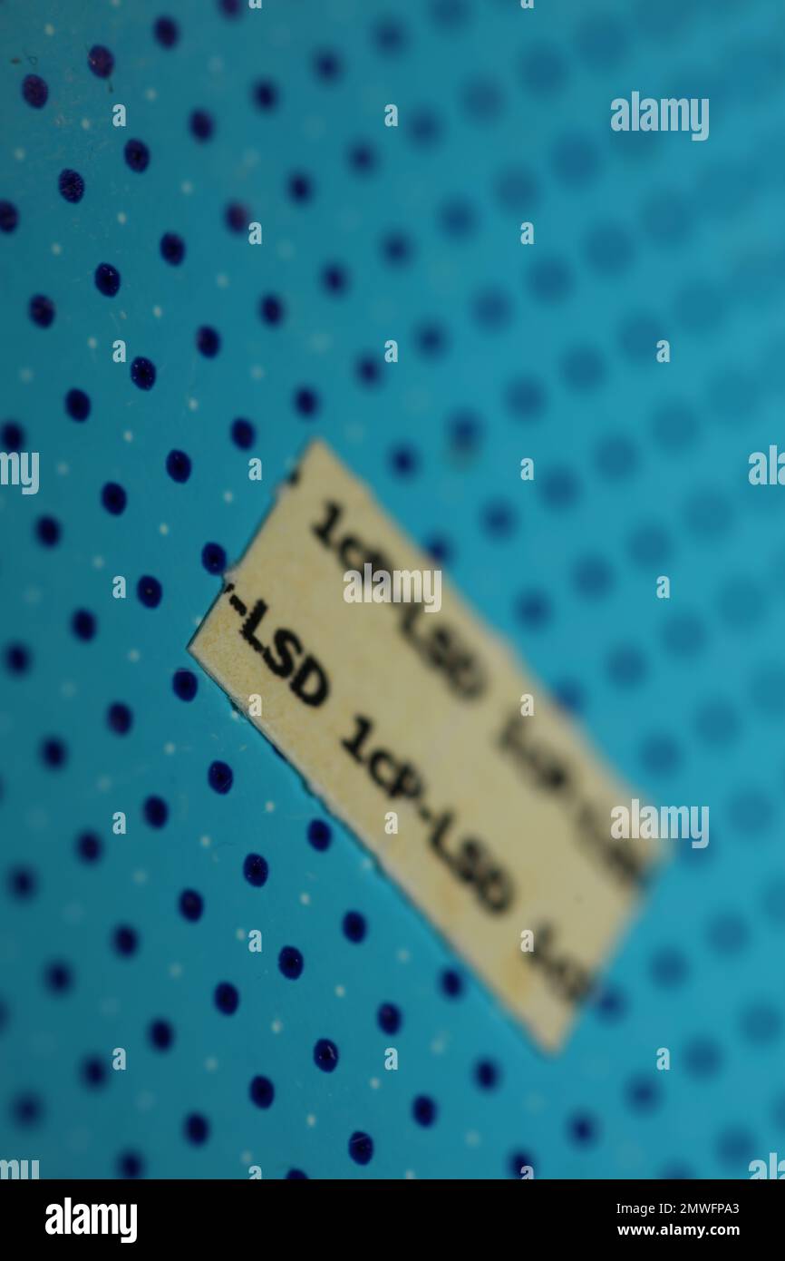 Papiers lsd blancs auto-faits médicaments colorés macro fond et fonds d'écran dans super fine haute qualité psychédélique hippie indigo trances imprimés Banque D'Images