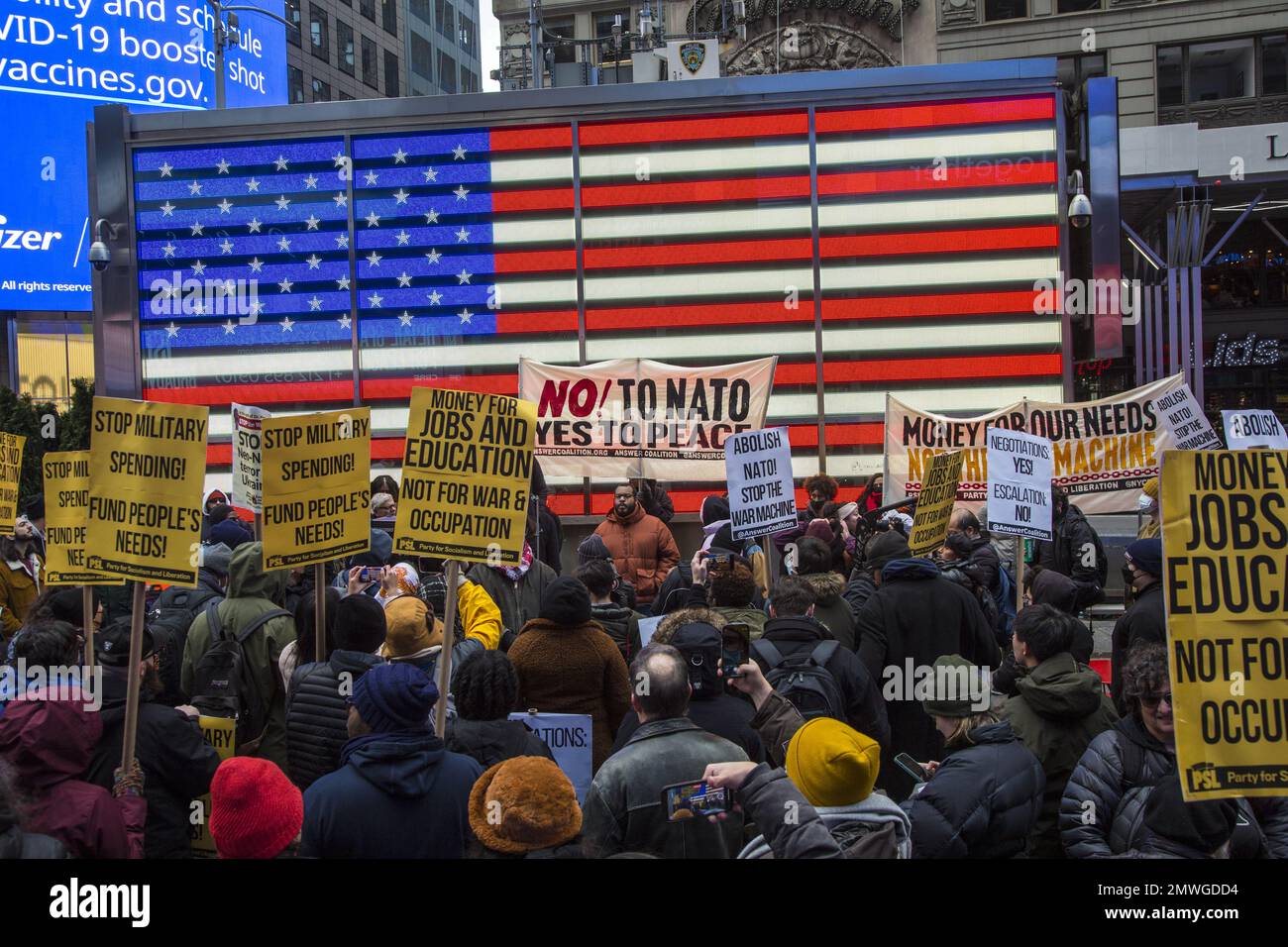 Des militants pour la paix et des anti-militaristes à la recherche de négociations en Ukraine plutôt que l'OTAN n'étestant le rassemblement de guerre de Times Square à New York pendant le week-end de la fête de Martin Luther King. Banque D'Images