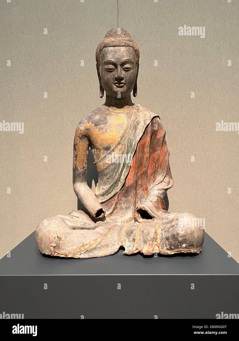 Bouddha, probablement Amitabha, dynastie Tang, (618-907) , début du 7th siècle. Laque sèche creuse avec des traces de dorure et de pigment polychrome. Metropolitan Museum of Art, New York. Banque D'Images