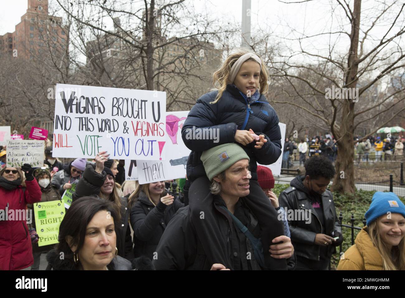 Les gens se rassemblent sur Washington Square à l'occasion du 50th anniversaire depuis le passage de Roe vs Wade qui a été renversé par les États-Unis La Cour suprême demande que le droit à l'avortement pour les femmes soit maintenu en tant que droit dans le domaine de la santé des femmes aux États-Unis. Banque D'Images