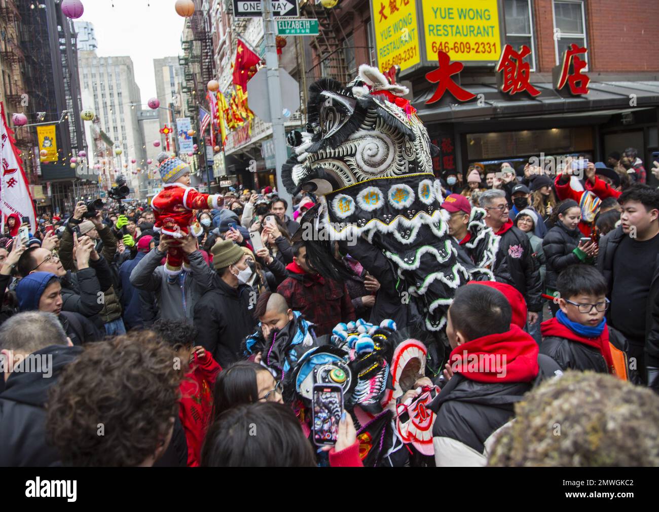 Des milliers de personnes chinoises et autrement se rassemblent dans Chinatown à Manhattan pour célébrer et apporter l'année du lapin le premier jour du nouvel an lunaire 2023. Banque D'Images