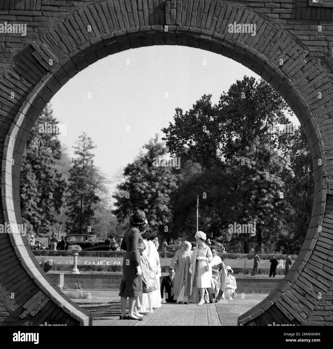 Queen Elizabeth II shakes hands with members of the Lahore Ladies Club and the International Women's Club of Lahore as she arrived to attend a reception in her honour in Lahore, Pakistan, on February 13, 1961. The reception was given at the Gulistan-e-Fatima Gardens in Lahore. (AP Photo) Banque D'Images
