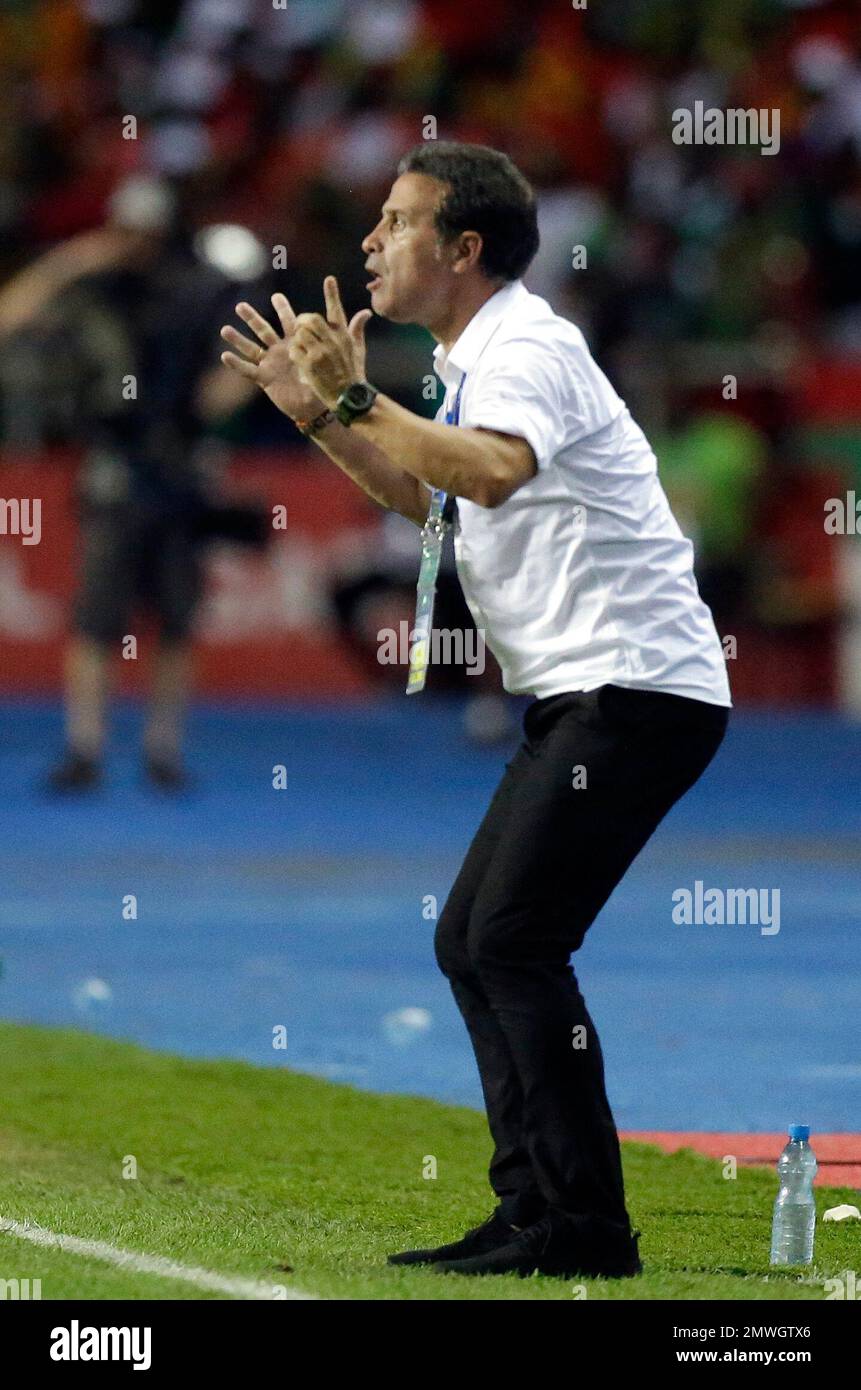 Burkina Faso coach Paulo Duarte, from Portugal, gestures during the African Cup of Nations semifinal soccer match between Burkina Faso and Egypt at the Stade de l'Amitie, in Libreville, Gabon, Wednesday, Feb. 1, 2017. (AP Photo/Sunday Alamba) Banque D'Images