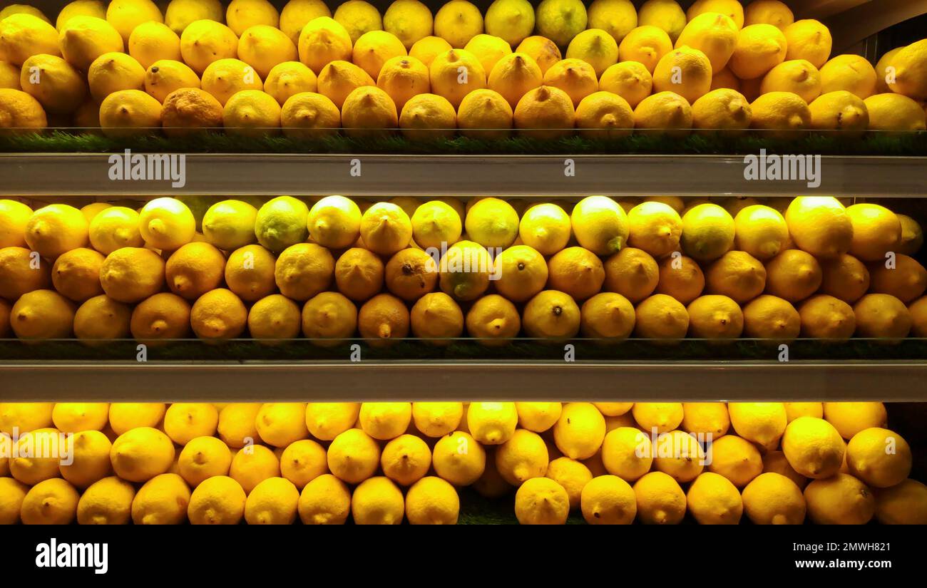 Citron exposé dans l'allée du supermarché. Banque D'Images