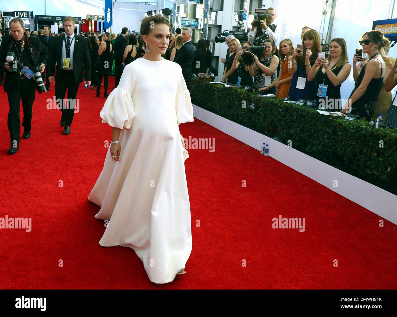Natalie Portman arrives at the 23rd annual Screen Actors Guild Awards at the Shrine Auditorium & Expo Hall on Sunday, Jan. 29, 2017, in Los Angeles. (Photo by Matt Sayles/Invision/AP) Banque D'Images