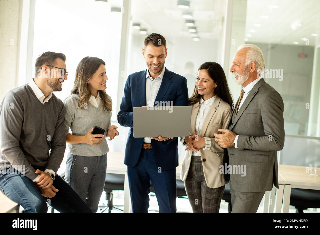 Groupe d'hommes d'affaires et de femmes d'affaires travaillant ensemble au bureau Banque D'Images