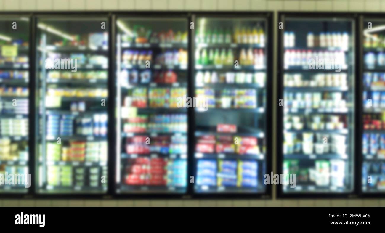 Résumé flou arrière-plan de l'étagère de congélateur remplir avec variété si boissons non alcoolisées dans un supermarché. Banque D'Images