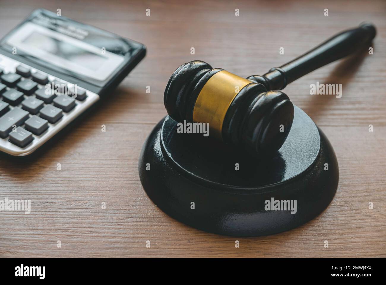 Droit et finances. Bankruptcy, droit fiscal, pot-de-vin, corruption, arbitrage, Penalty concept.Gavel et calculatrice sur fond de bois. Banque D'Images