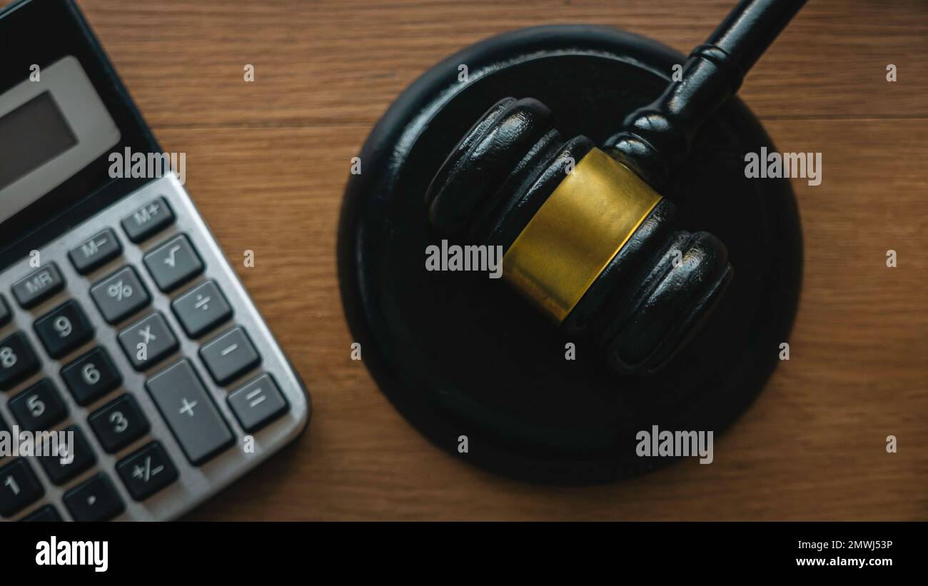 Droit et finances. Bankruptcy, droit fiscal, pot-de-vin, corruption, arbitrage, Penalty concept.Gavel et calculatrice sur fond de bois. Banque D'Images