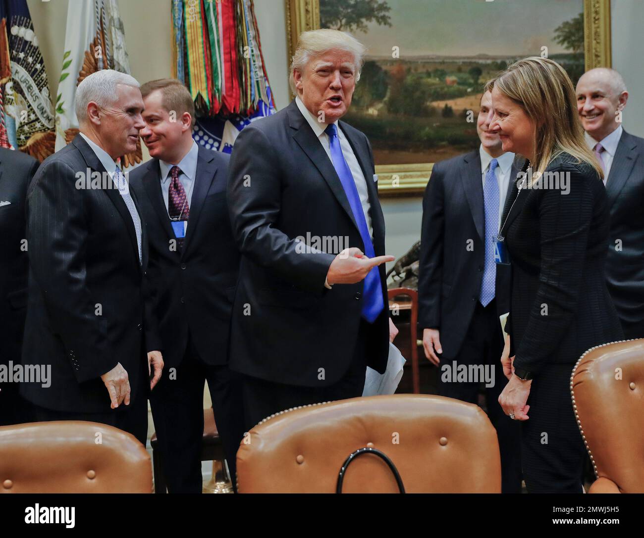 President Donald Trump gestures towards GM CEO Mary Barra, right, before the start of a meeting with automobile leaders in the Roosevelt Room of the White House in Washington, Tuesday, Jan. 24, 2017. From left are, Vice President Mike Pence, left, and Matt Blunt, president of the American Automotive Policy Council and the former governor of Missouri. (AP Photo/Pablo Martinez Monsivais) Banque D'Images