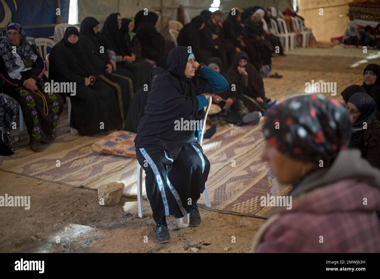 Women mourn during the funeral procession of Yaakub Abu al-Qiyan in the Bedouin village of Umm al-Hiran, Israel, Tuesday, Jan. 24, 2017. Last Wednesday Israeli police said al-Qiyan, an Israeli Arab, rammed his vehicle into a group of police officers, killing one of them, before he was shot dead during clashes in southern Israel over a court-ordered operation to demolish illegally built homes. (AP Photo/Ariel Schalit) Banque D'Images