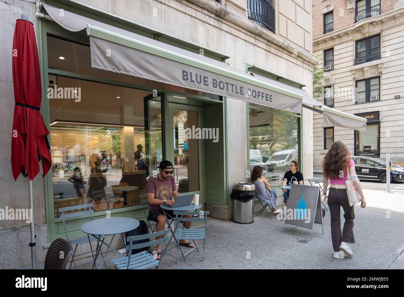 Vue extérieure d'un café-restaurant Blue Bottle dans l'Upper West Side de Manhattan, New York, vu vendredi, 8 juillet 2022. Banque D'Images