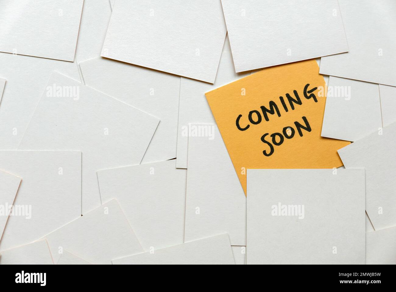 Une carte jaune parmi une carte blanche vide écrite avec bientôt à venir. Banque D'Images Une carte jaune parmi une carte blanche vide écrite avec bientôt à venir. Banque D'Images
