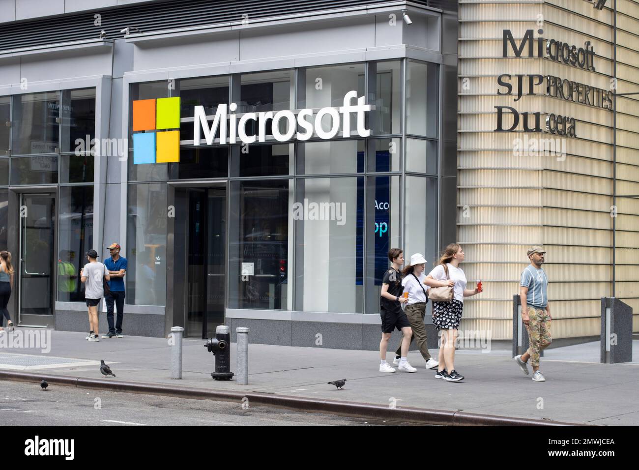 Le logo Microsoft est visible dans son bureau de Eleven Times Square à Midtown Manhattan, New York, le mardi, 5 juillet 2022. Banque D'Images