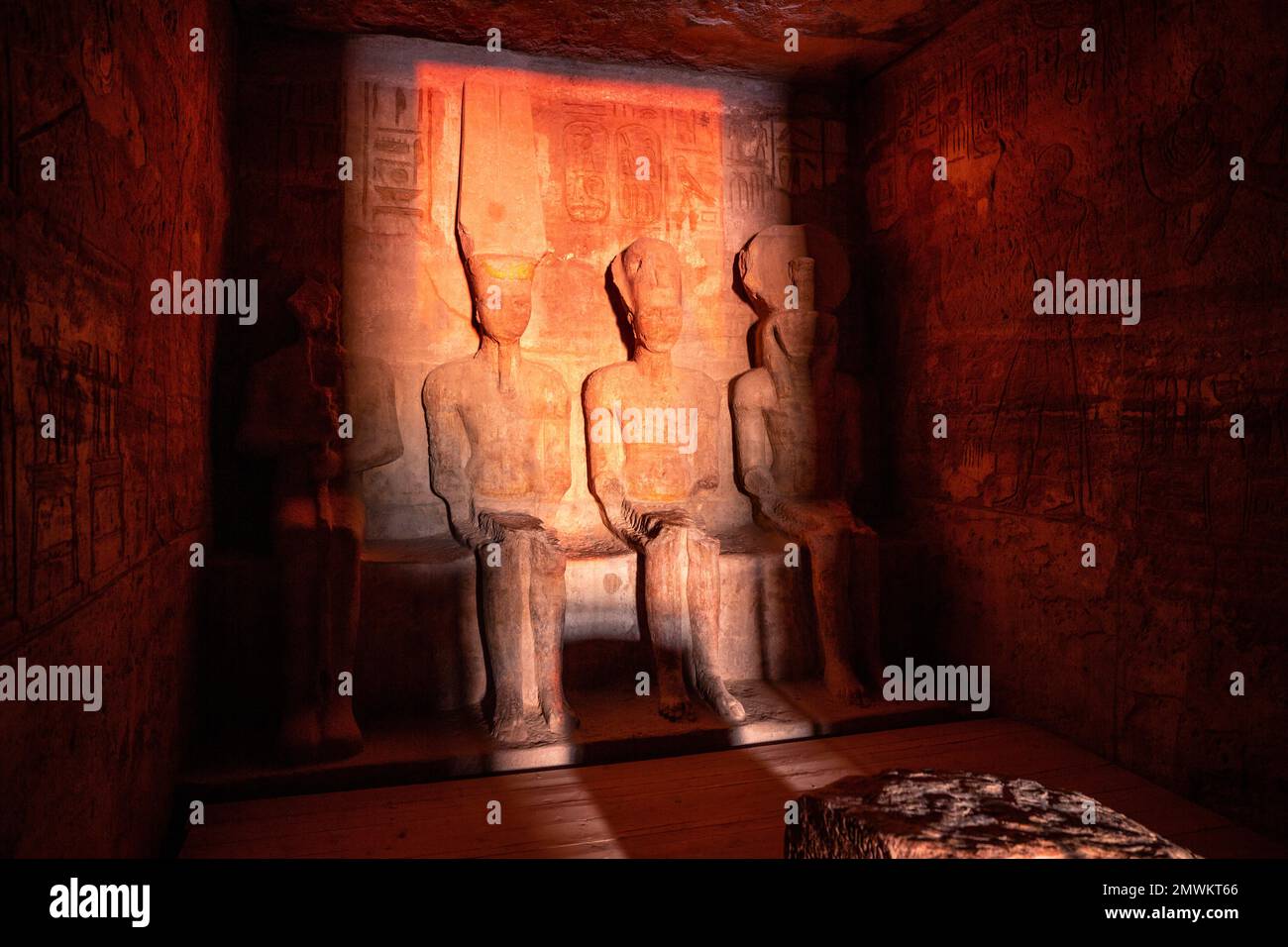 Lever du soleil à travers le temple du Grand Soleil de Ramesses II à Abu Simbel, Assouan, Égypte Banque D'Images