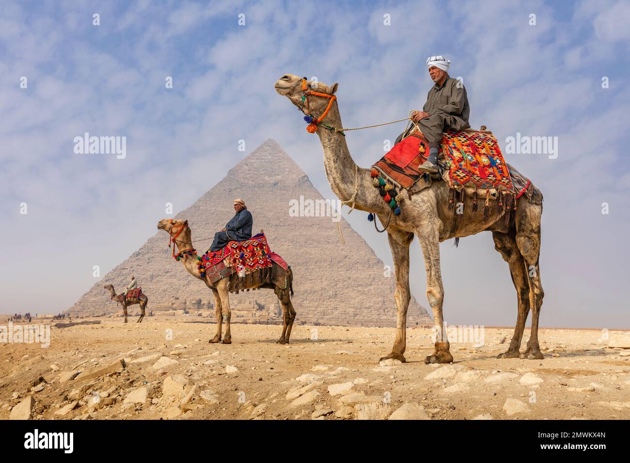 Des hommes égyptiens en chameaux à la Pyramide de Khafre, le Caire, Egypte Banque D'Images