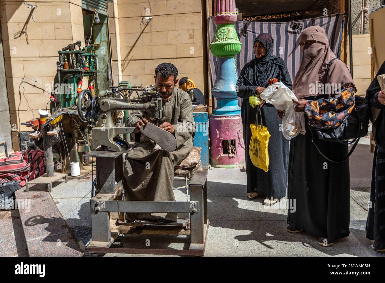 Chaussures à coudre en toile d'araignée avec vieux faux chanteur pour les clients de niqabs, Assouan, Egypte Banque D'Images