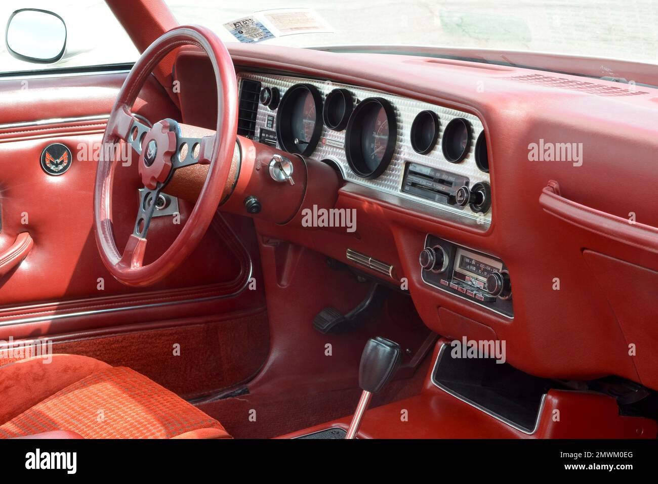 Tableau de bord et intérieur rouge dans une boîte de vitesses 1979 de Pontiac Banque D'Images