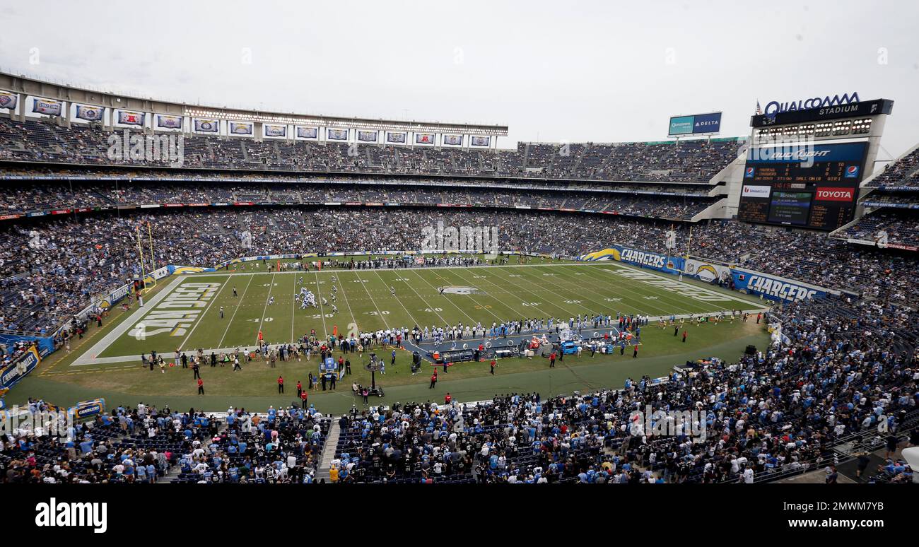 FILE - In this Oct. 25, 2015, file photo, the San Diego Chargers play the Oakland Raiders during an NFL football game at Qualcomm Stadium in San Diego. The Chargers are moving to Los Angeles, where they will join the recently relocated Rams in giving the nation's second-largest media market two NFL teams for the first time in decades. The announcement was made Thursday, Jan. 12, 2017. (AP Photo/Gregory Bull, File) Banque D'Images