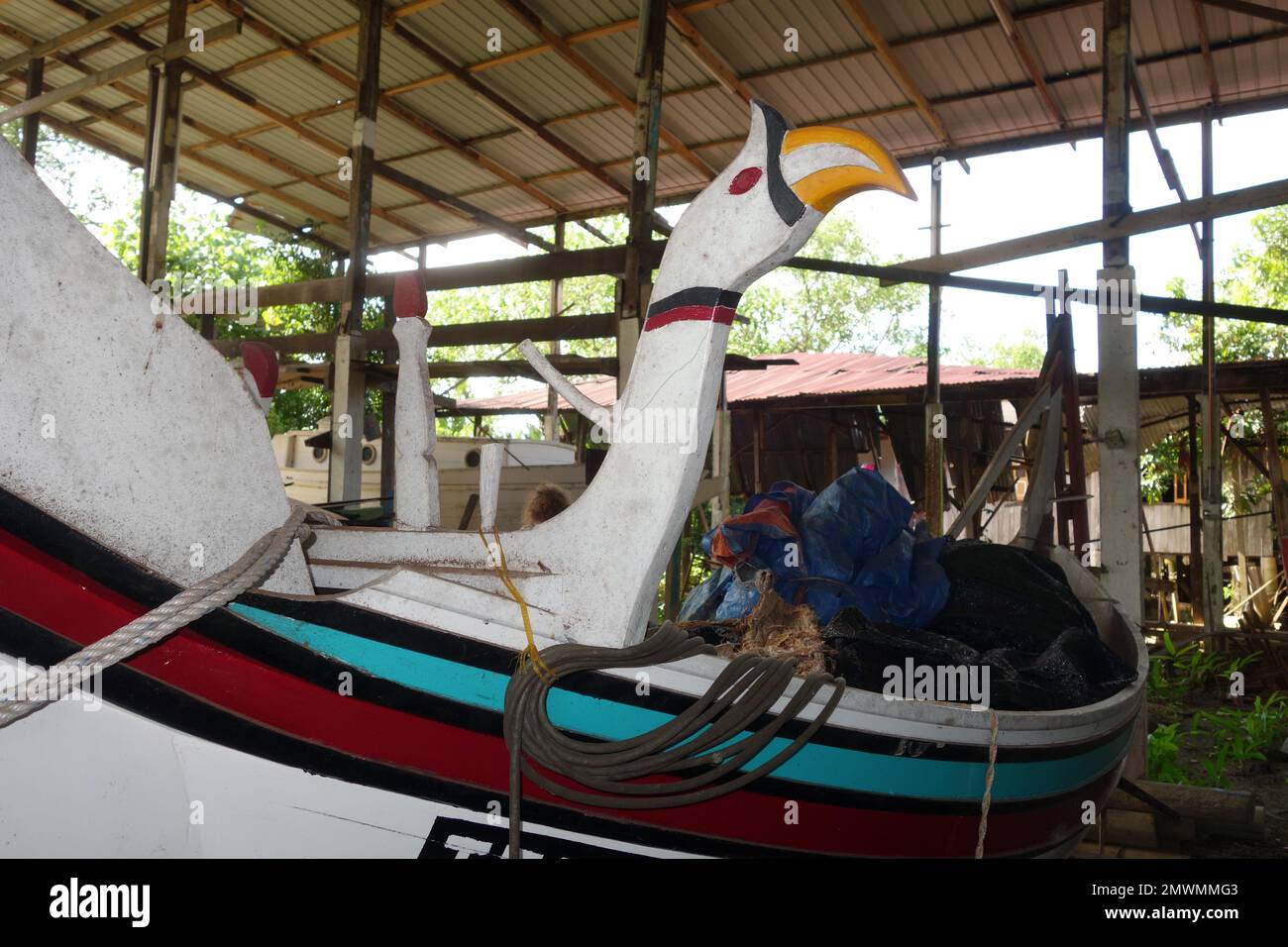 Décoration d'oiseau Hornbill sur un bateau en bois traditionnel en cours de construction en atelier à Pulau Duyung, Kuala Terengganu, Malaisie. Pas de PR Banque D'Images