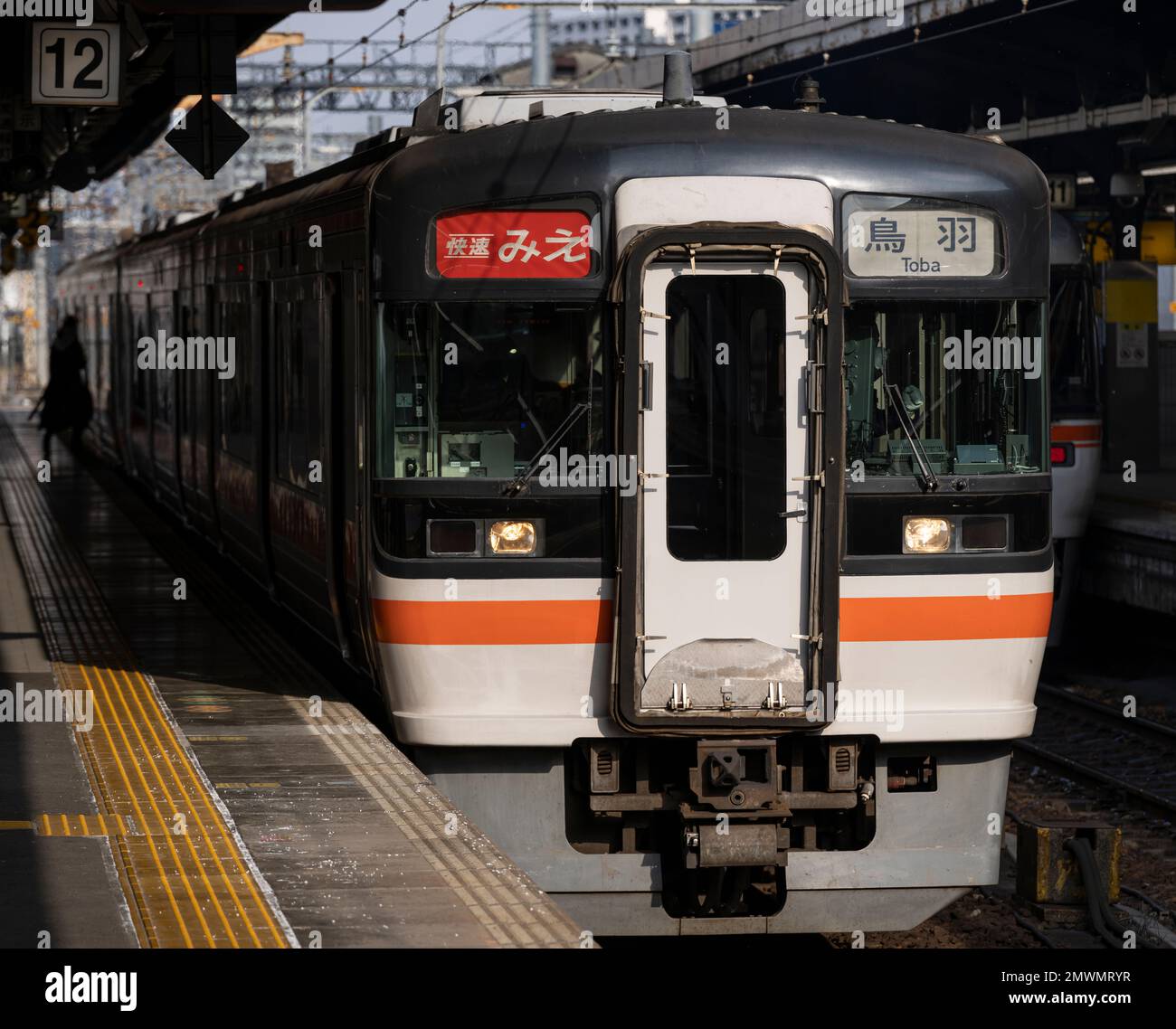 Un train rapide JR Central KiHa série 75 Mie pour Toba à la gare de Nagoya. Banque D'Images