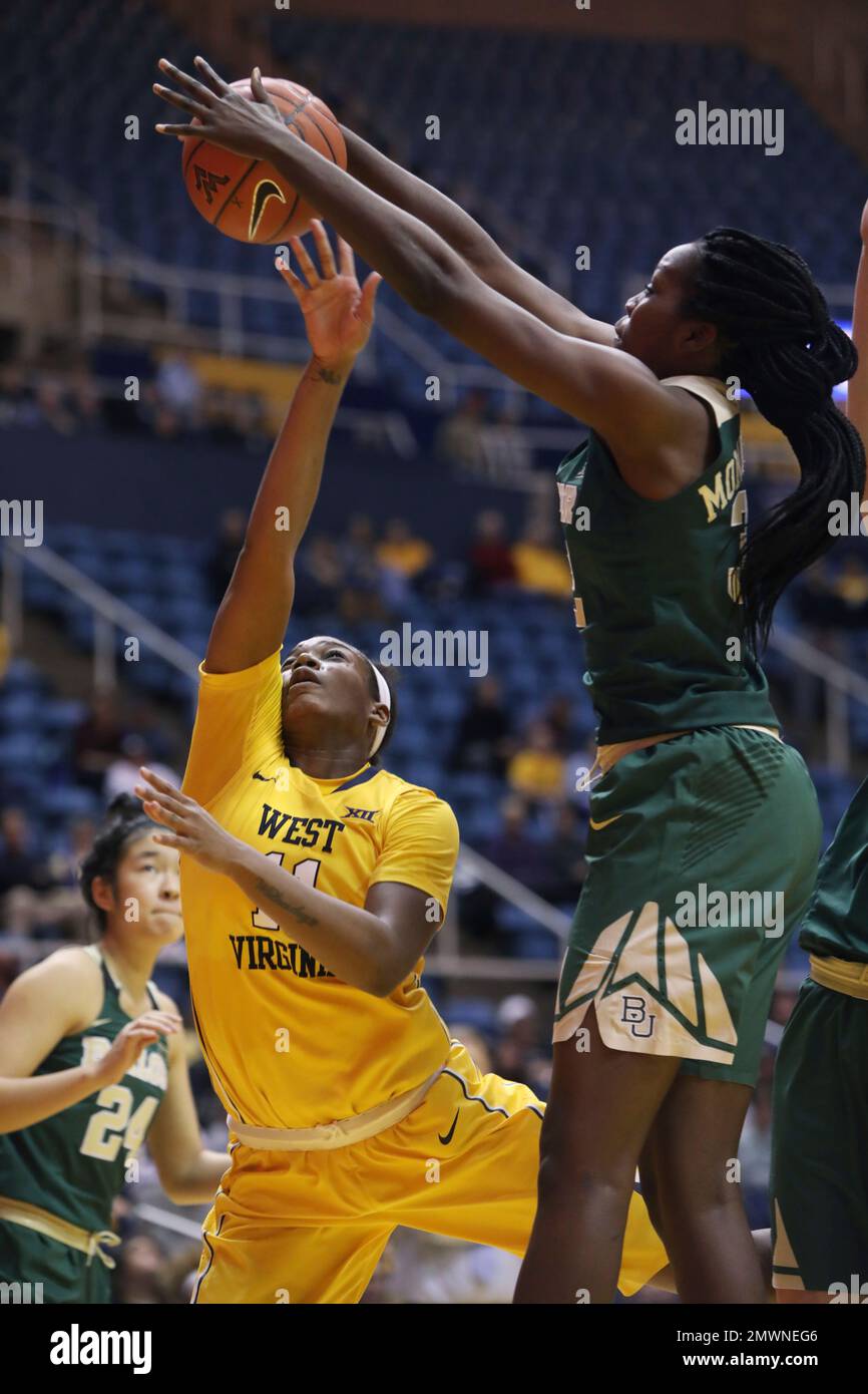 West Virginia forward Teana Muldrow (11) shot is blocked by Baylor center Beatrice Mompremier (32) during the third quarter of an NCAA college basketball game, Wednesday, Jan. 4, 2017, in Morgantown, W.Va. (AP Photo/Raymond Thompson) Banque D'Images