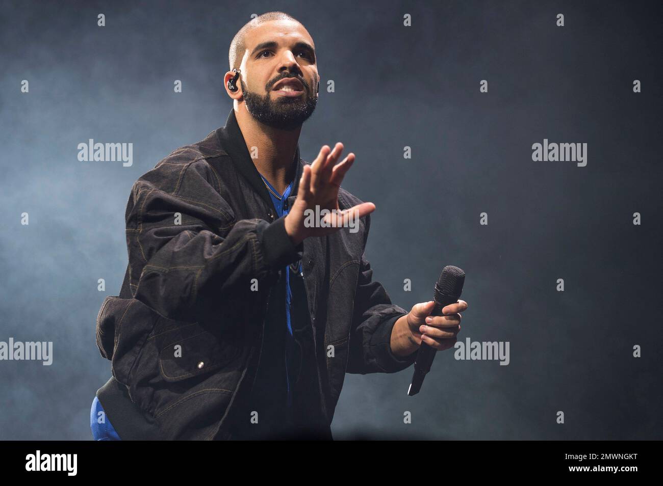 FILE - In this Oct. 8, 2016 file photo, Drake performs onstage in Toronto. Drake leads the nominations for the 2017 iHeartRadio Music Awards with 12, including male artist of the year, announced Wednesday, Jan. 4, 2017. (Photo by Arthur Mola/Invision/AP, File) Banque D'Images
