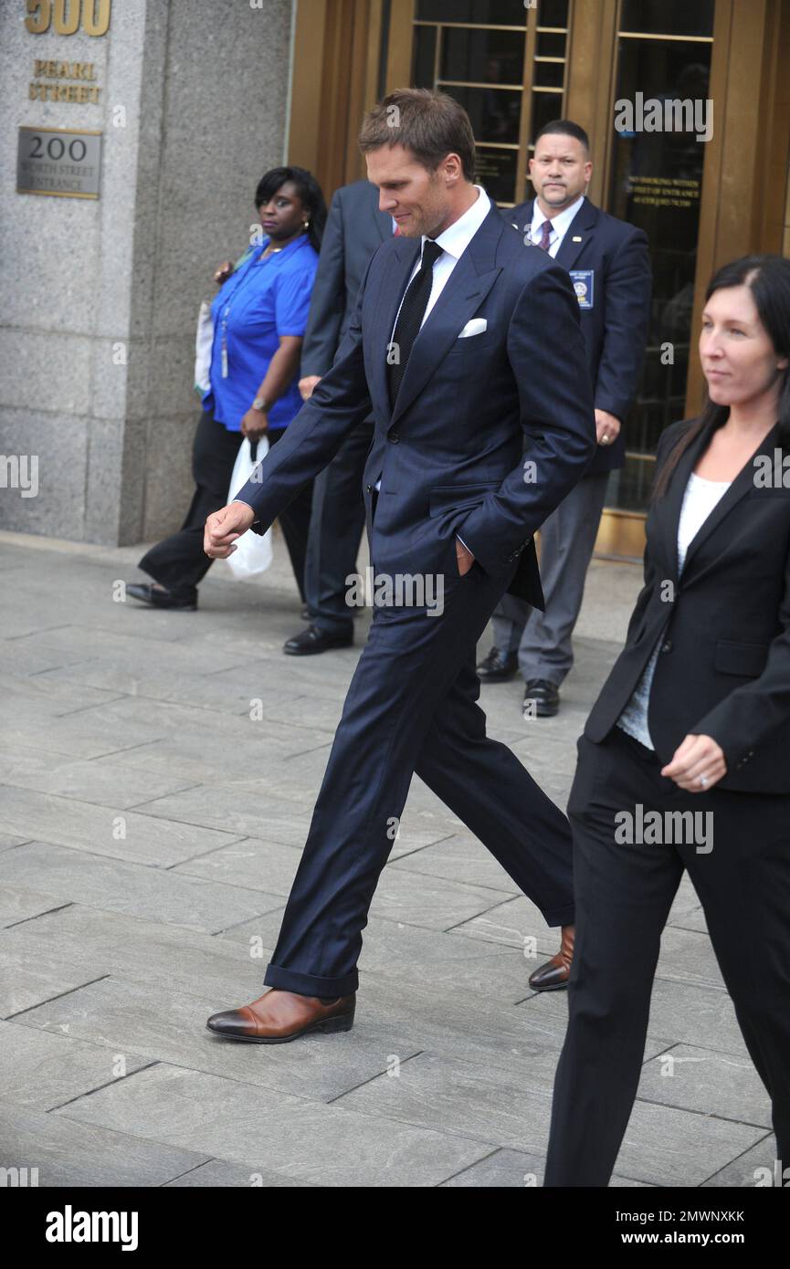 NEW YORK, NY - 12 août : New England Patriots' quarterback Tom Brady et National Football League (NFL) Commissaire Roger Goodell laissant Cour fédérale après l'appel de la Ligue nationale de football (NFL) décision de le suspendre pour quatre jeux de la saison 2015 le 12 août 2015 dans la ville de New York. La NFL allègue que Brady savait ballons utilisés dans l'un des jeux de la saison dernière a été ajustée au-dessous des normes de la ligue, le rendant plus facile à manipuler les gens : Tom Brady Banque D'Images