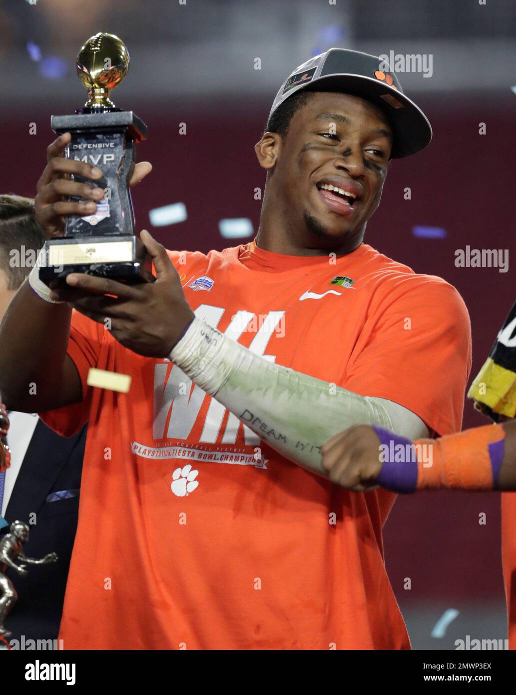 Clemson defensive end Clelin Ferrell holds the defensive player of the game trophy after the Fiesta Bowl NCAA college football game against Ohio State, Saturday, Dec. 31, 2016, in Glendale, Ariz. Clemson won 31-0 to advance to the BCS championship game on Jan. 9th against Alabama. (AP Photo/Rick Scuteri) Banque D'Images