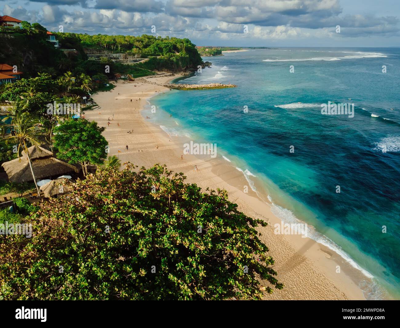 Plage tropicale avec océan turquoise et vagues sur l'île de Bali. Vue aérienne Banque D'Images