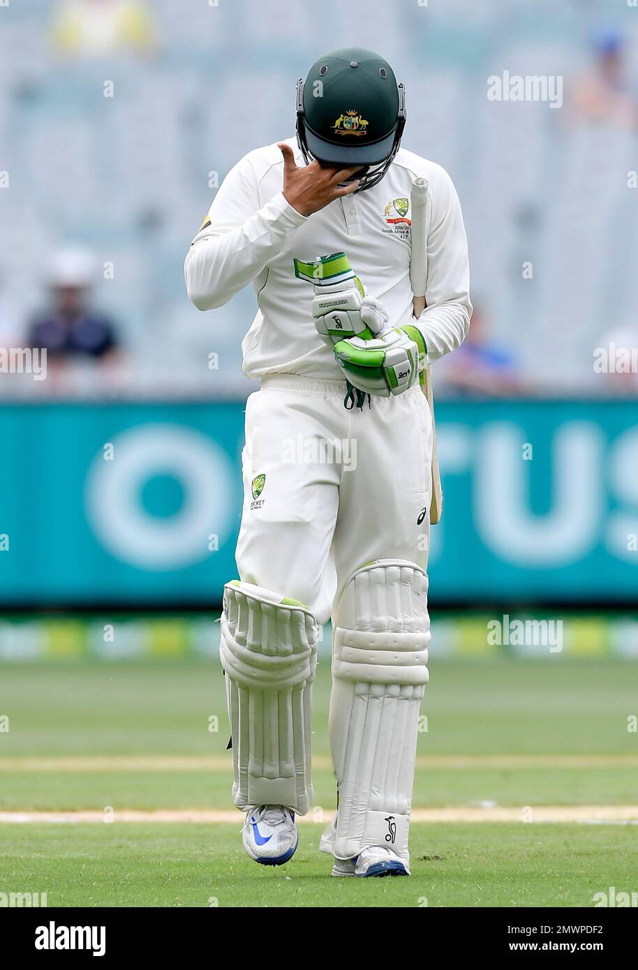 Australia's Usman Khawaja walks off the field after being dismissed by Pakistan's Wahab Riaz on the fourth day of their second cricket test in Melbourne, Australia, Thursday, Dec. 29, 2016. (AP Photo/Andy Brownbill) Banque D'Images