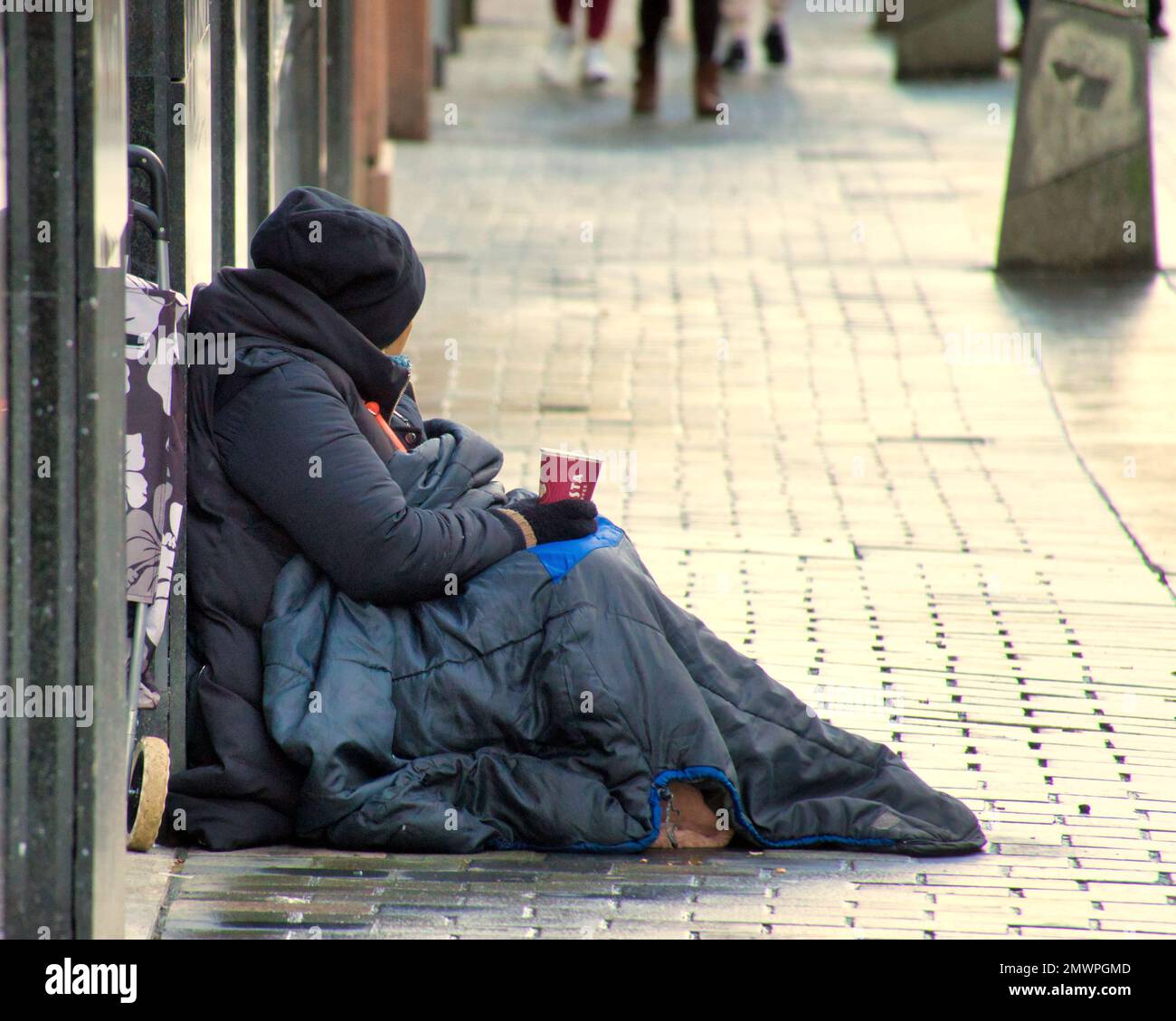 personne sans abri mendiant dans la rue Banque D'Images