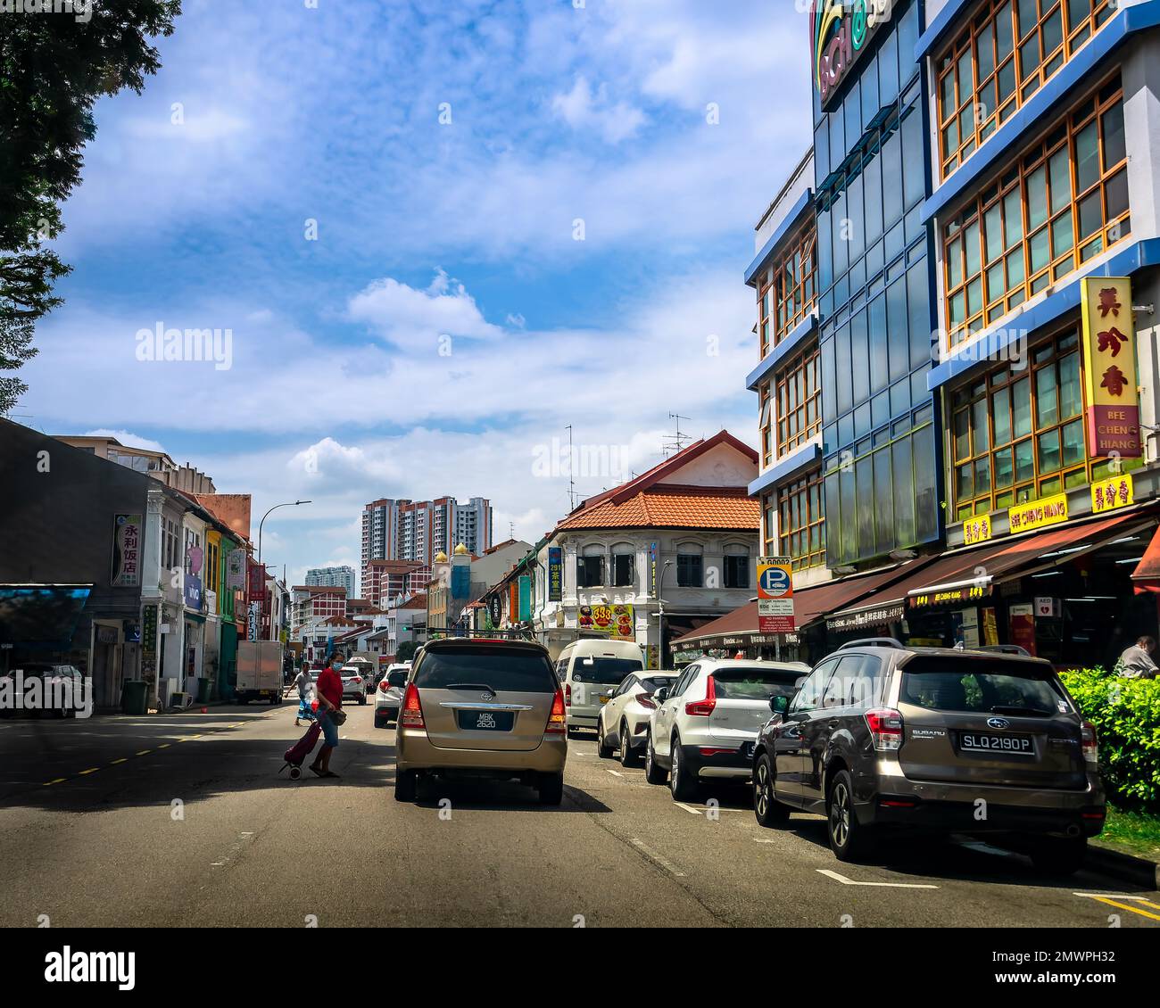 Boutiques et vue sur la rue du quartier de Geylang à Singapour. Banque D'Images