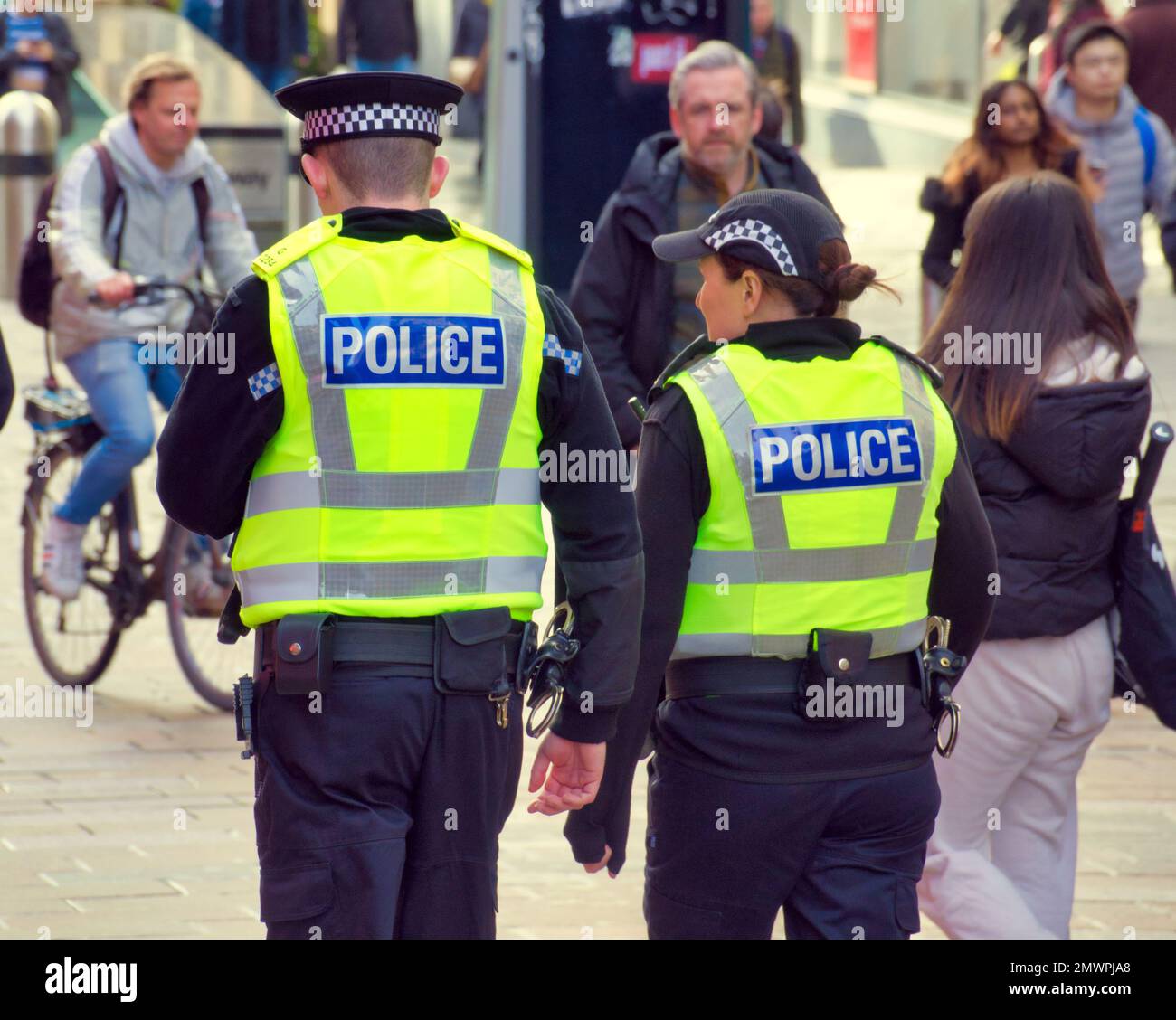 Police en patrouille; sur Buchanan Street Glasgow, Écosse, Royaume-Uni Banque D'Images
