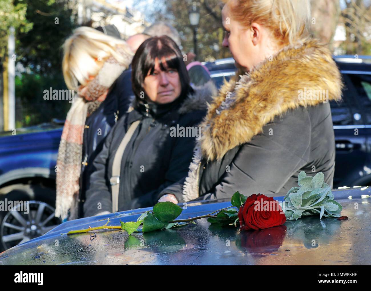 Fans mourn outside the home of British musician George Michael in London, Tuesday, Dec. 27, 2016. George Michael, who rocketed to stardom with WHAM! and went on to enjoy a long and celebrated solo career lined with controversies, has died, his publicist said Sunday. He was 53.(AP Photo/Frank Augstein) Banque D'Images