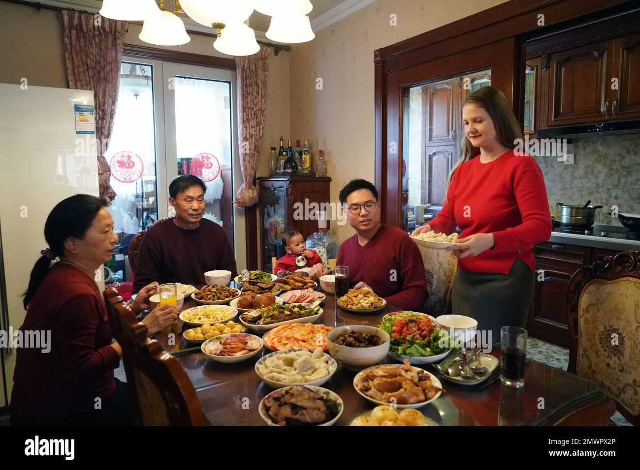 (230202) -- BEIJING, le 2 février 2023 (Xinhua) -- Jennifer Kerstin Zhang (1st R) et son mari Zhang Dingran (2nd R) apprécient le repas de réunion de famille à Beijing, capitale de la Chine, le 21 janvier 2023. Les vacances du Festival du printemps passé ont été une fête trépidante et pourtant sanguine pour Jennifer Kerstin Zhang, de la ville de Wurzburg, dans le sud de l'Allemagne. « Nous avons nettoyé la maison à l'avance, préparé des délices copieux, regardé le gala du Festival de printemps et préparé des boulettes ensemble pour inaugurer l'année du lapin », a-t-elle déclaré. POUR ALLER AVEC "à travers la Chine: L'entrepreneur allemand rincé avec succès, confiant dans la Chine" (Xinhua/Ren C Banque D'Images