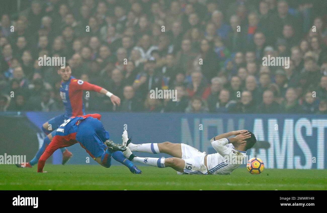 Chelsea's Diego Costa, right, and James McArthur of Crystal Palace collide during the English Premier League soccer match between Crystal Palace and Chelsea at Selhurst Park stadium in London, Saturday Dec. 17, 2016. (AP Photo/Matt Dunham) Banque D'Images