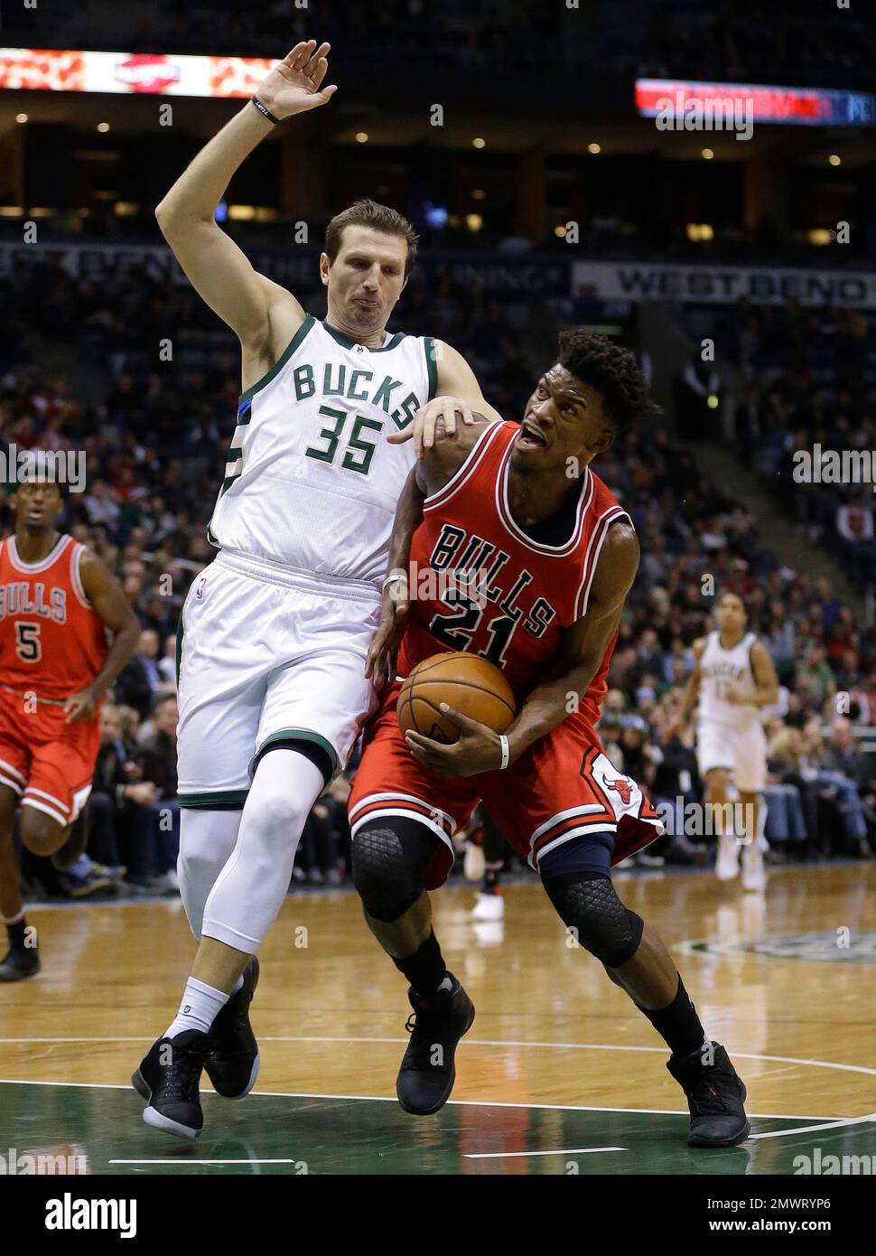 Chicago Bulls' Jimmy Butler (21) drives against Milwaukee Bucks' Mirza Teletovic (35) during an NBA basketball game Thursday, Dec. 15, 2016, in Milwaukee. (AP Photo/Aaron Gash) Banque D'Images
