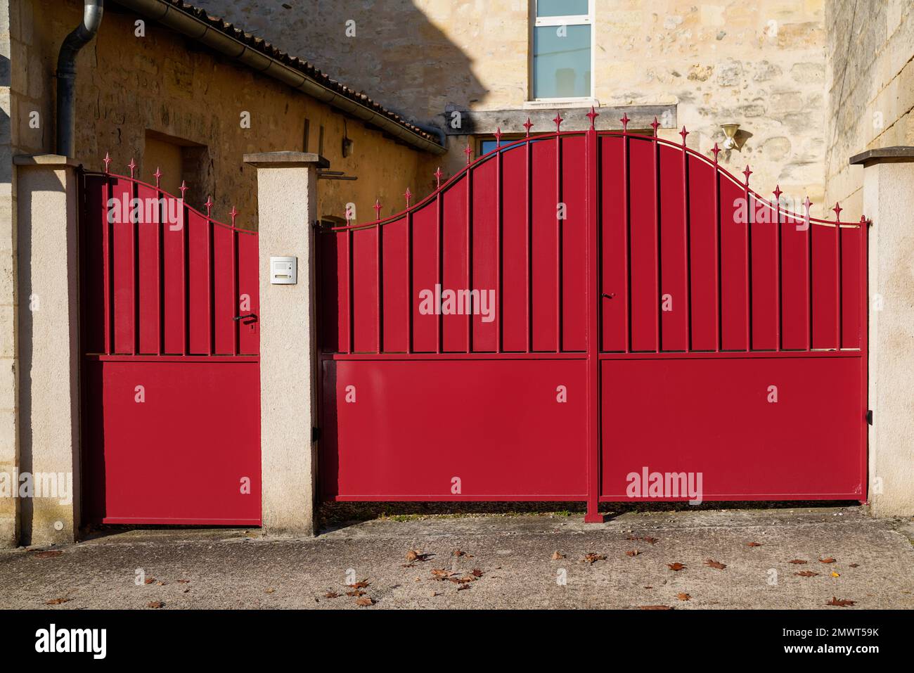entrée de la maison en métal rouge porte portail de la maison classique Banque D'Images