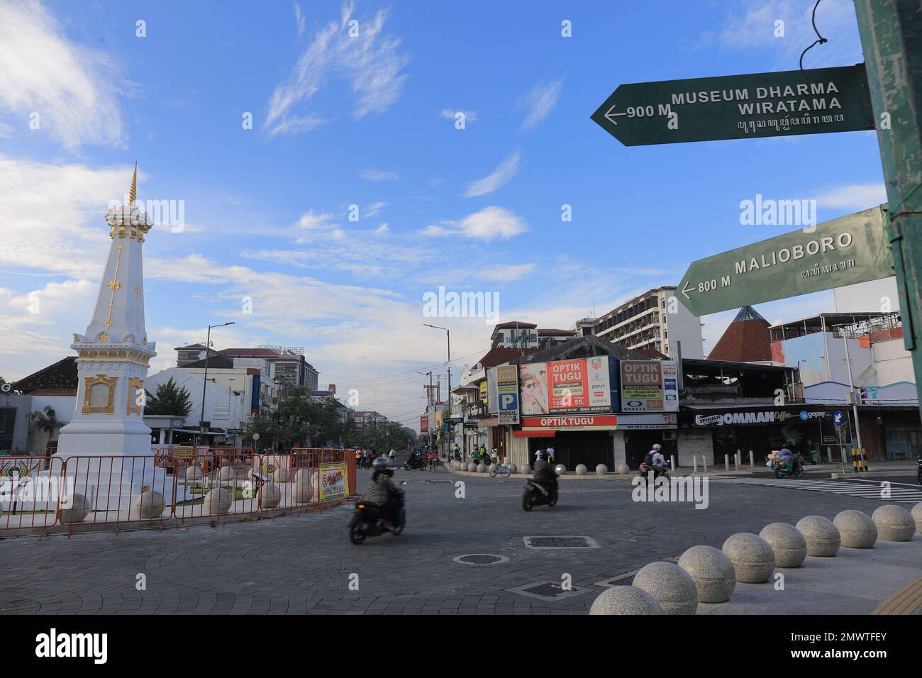 Panneaux de rue Malioboro au monument Yogyakarta (indonésien : Tugu Yogyakarta). Yogyakarta, Indonésie - 05 mars 2021. Banque D'Images