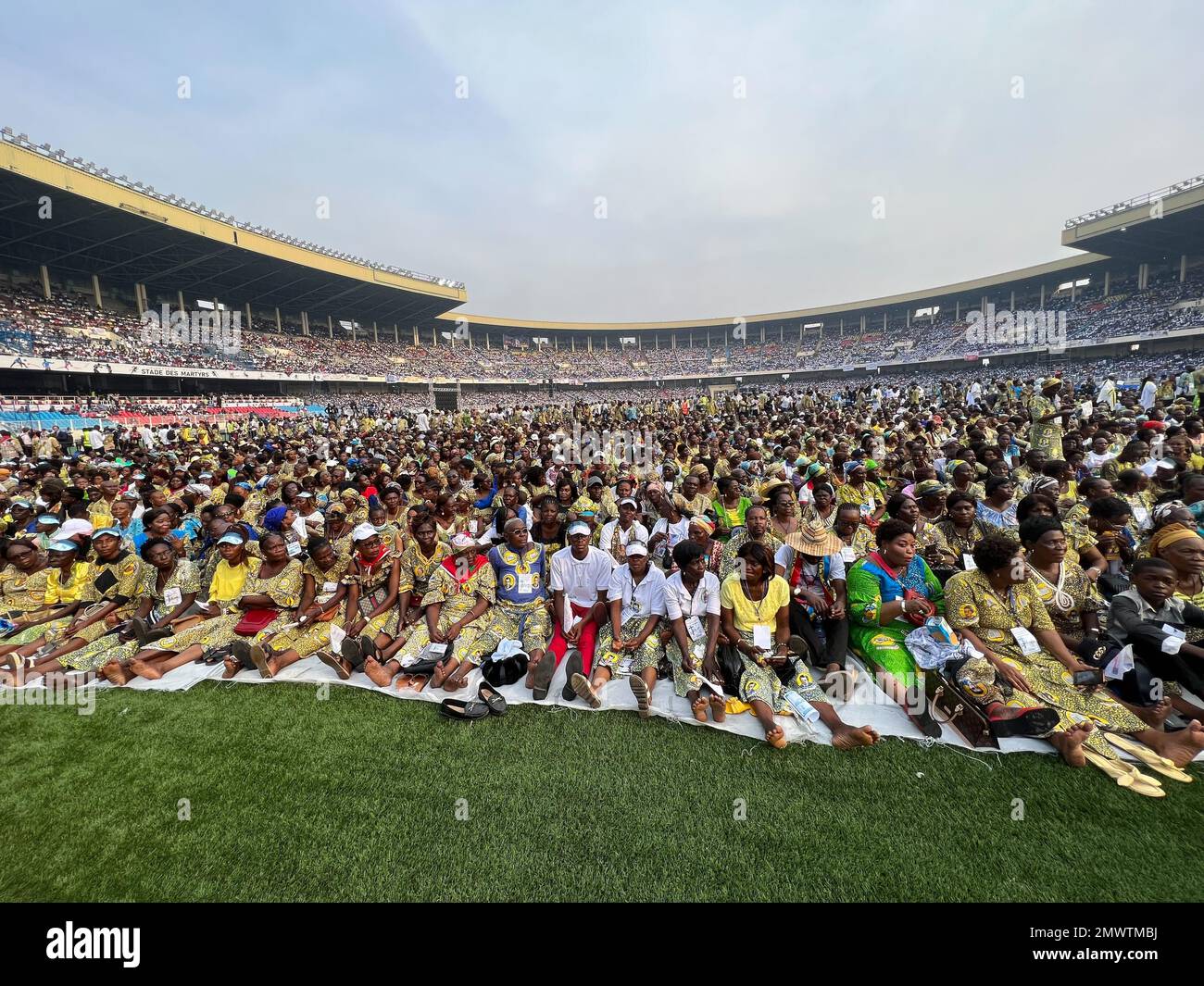 02 février 2023, République démocratique du Congo, Kinshasa: De nombreux croyants attendent dans le stade de football 'Stade des Gartyrss' l'arrivée du Pape François. Le pape est en visite au Congo cette semaine et se rendra au Sud-Soudan le 3 février 2023. Photo: Manuel Schwarz/dpa Banque D'Images