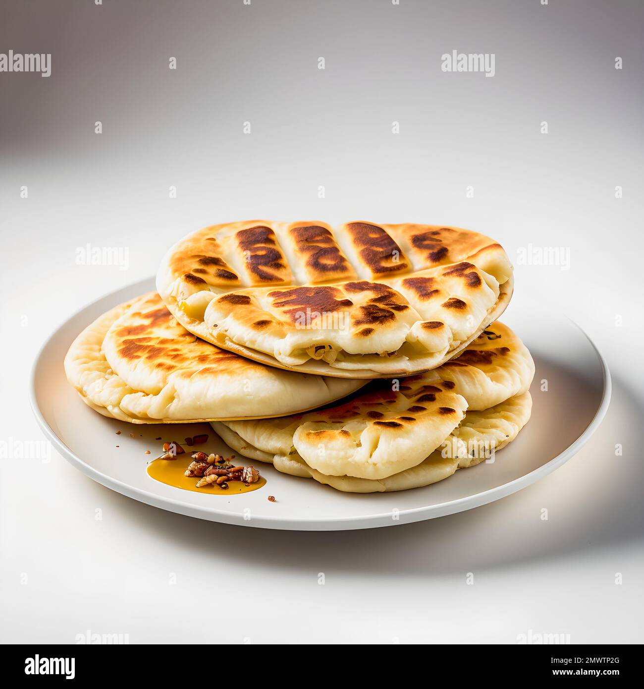 Pupuses sur la photographie alimentaire de fond blanc. Des images de haute qualité capturent les saveurs et les textures traditionnelles de ce célèbre repas de rue dans un cadre moderne Banque D'Images