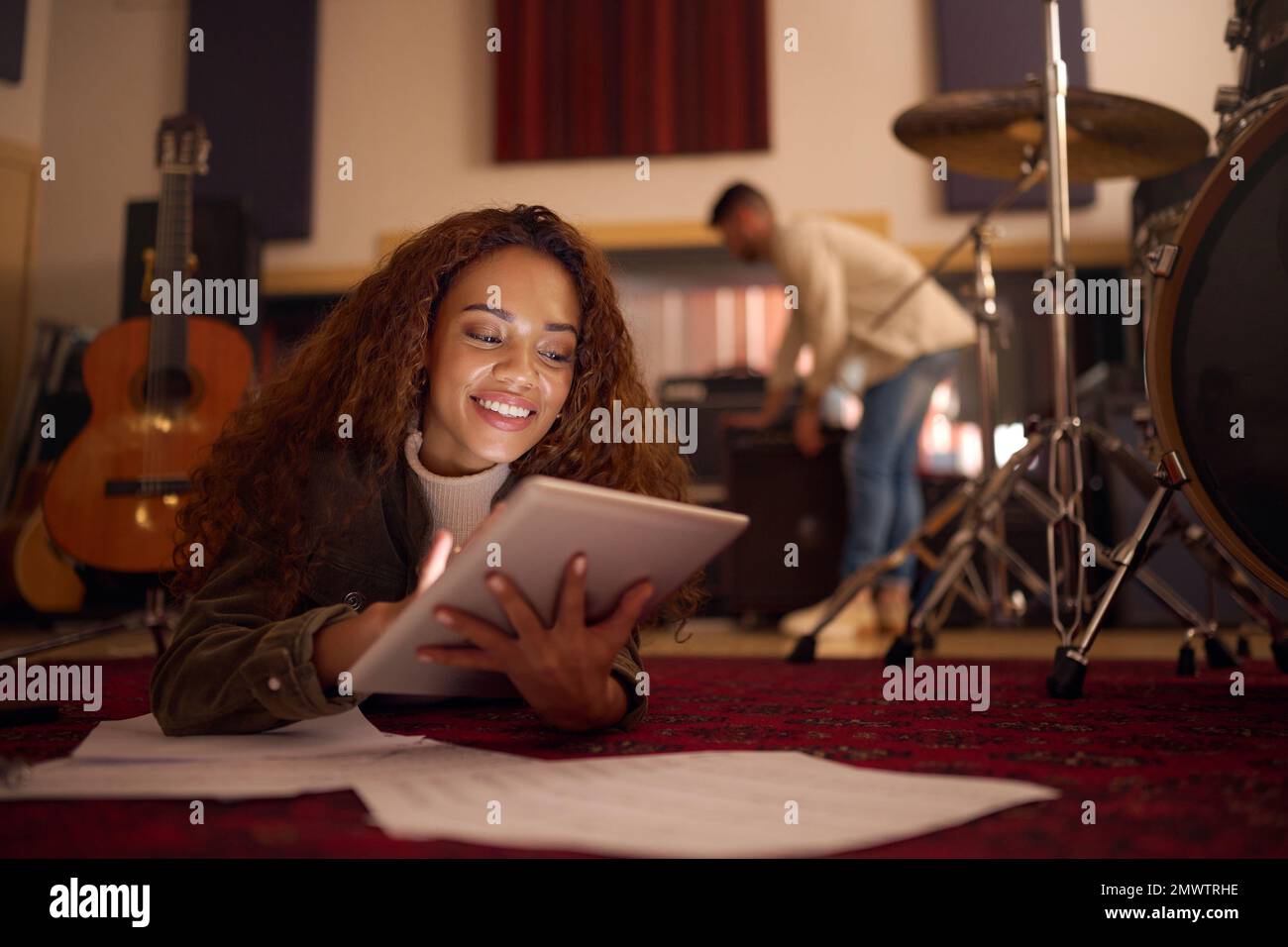 Auteur de chansons, tablette numérique et femme avec idée pour la musique, le son et la composition en studio, heureux et sourire. Femme, artiste et compositeur en ligne pour Banque D'Images