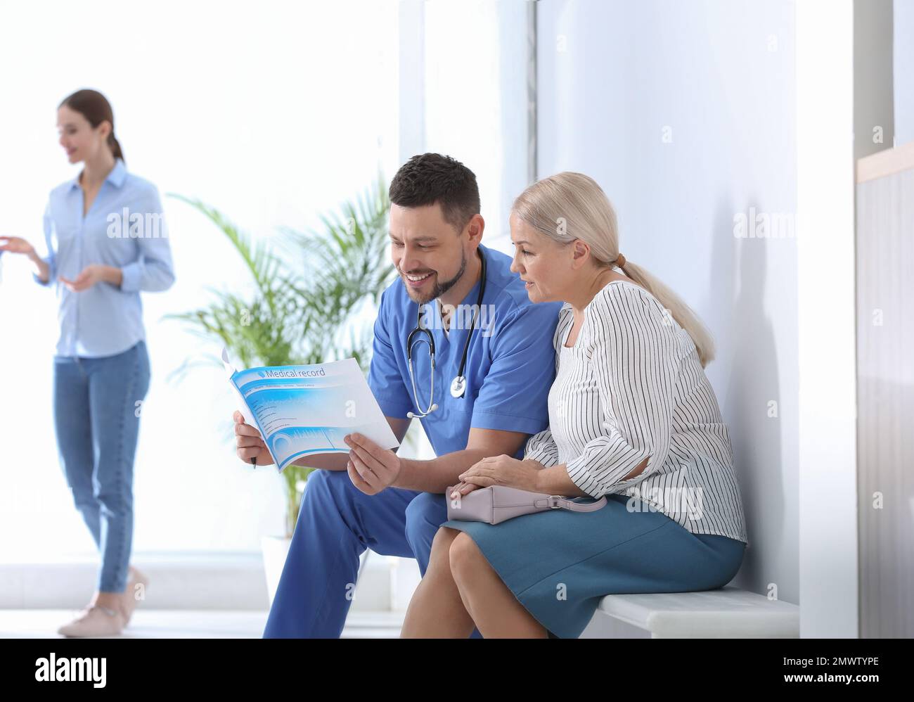 Médecin parlant avec le patient dans la salle d'hôpital Banque D'Images