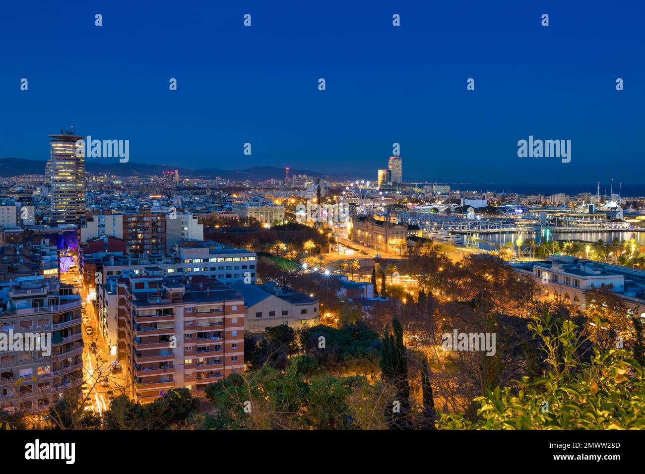 Vue sur Barcelone, Espagne au crépuscule Banque D'Images