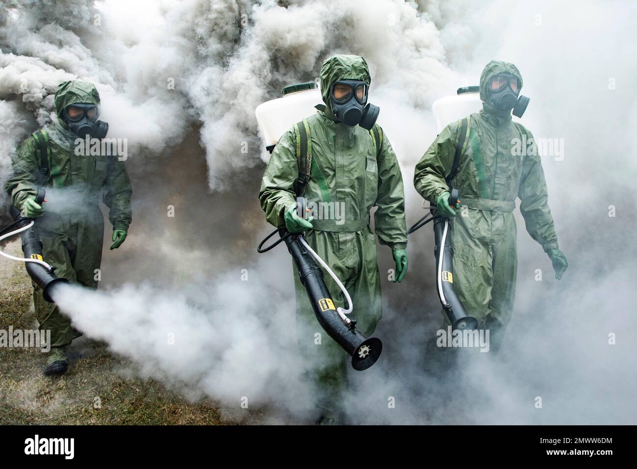 NANNING, CHINE - le 2 FÉVRIER 2023 - les membres d'une unité de contrôle des produits chimiques transportent des appareils de décontamination portatifs pour désinfecter les zones contaminées de Nann Banque D'Images