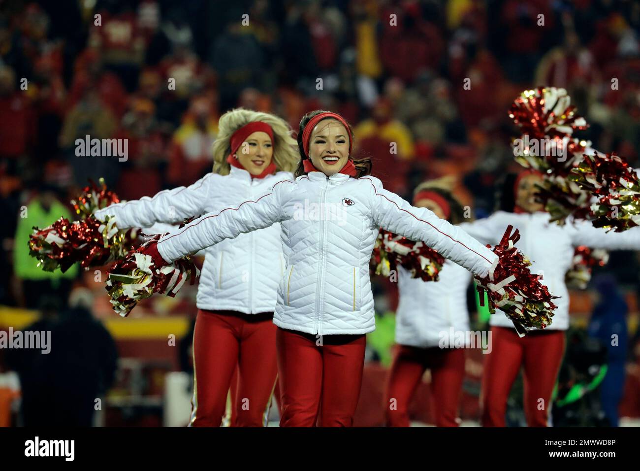 Kansas City Chiefs cheerleaders wear padded jackets against the cold during the first half of an NFL football game against the Oakland Raiders in Kansas City, Mo., Thursday, Dec. 8, 2016. (AP Photo/Charlie Riedel) Banque D'Images