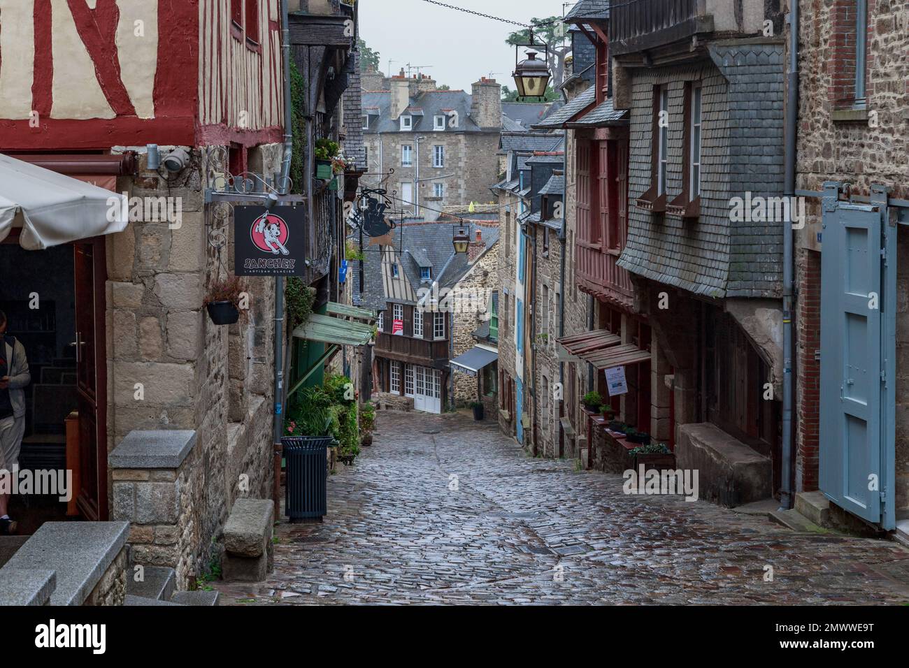 DINAN, FRANCE - 4 SEPTEMBRE 2019 : descente dans la rue médiévale étroite de Jerzual. Banque D'Images