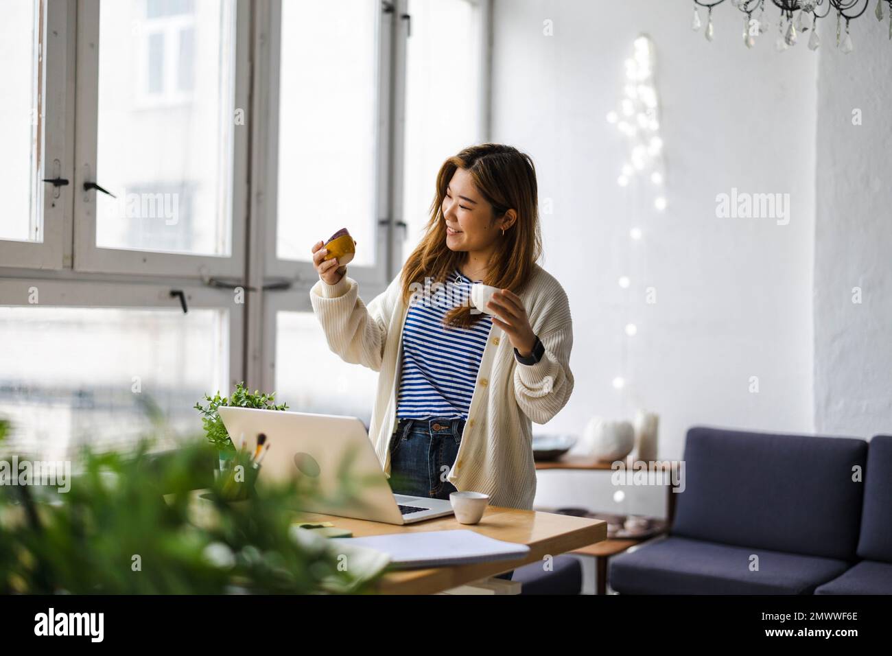 Artiste en céramique vendant ses produits en ligne Banque D'Images